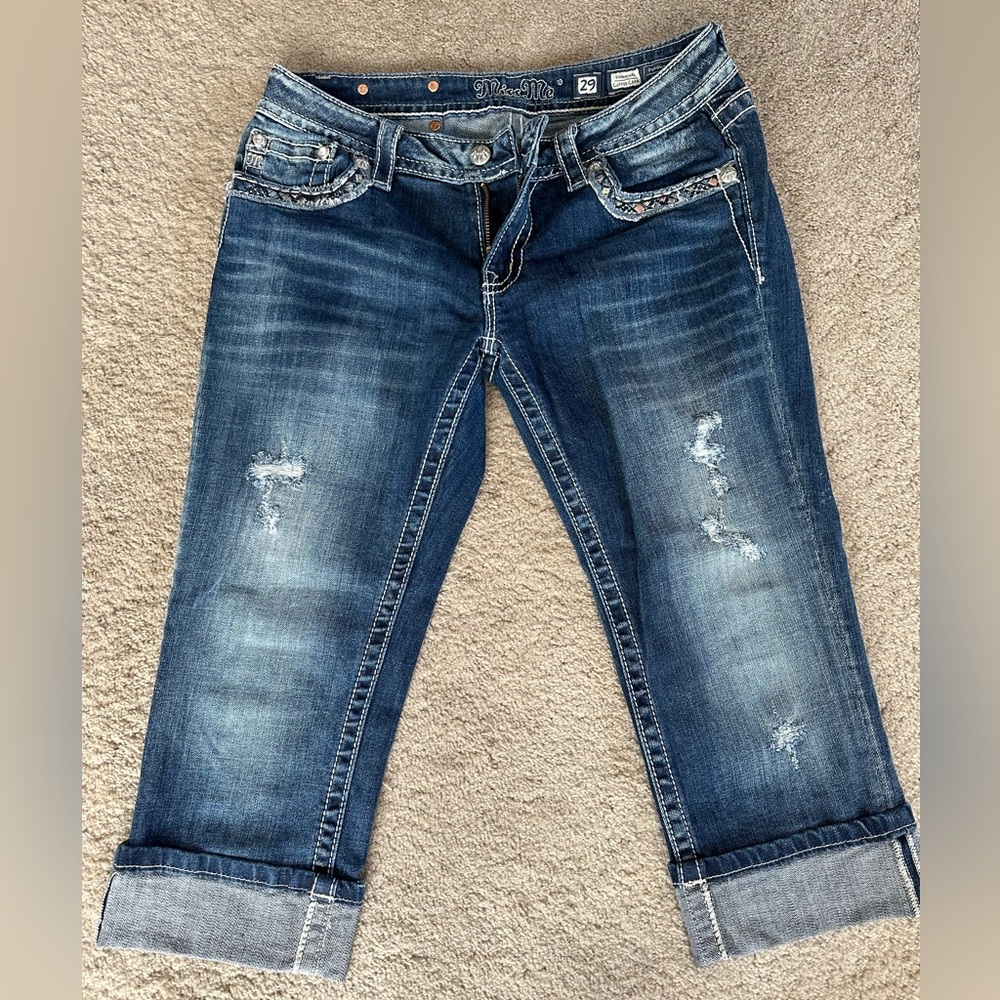 Miss Me 🔹🔹 Signature Cuffed Capri Jeans Distressed Embellished Women’s size 29